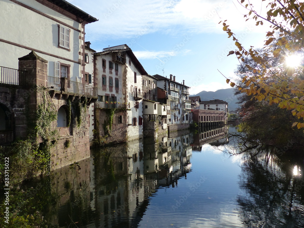 Obraz premium Casas sobre el río