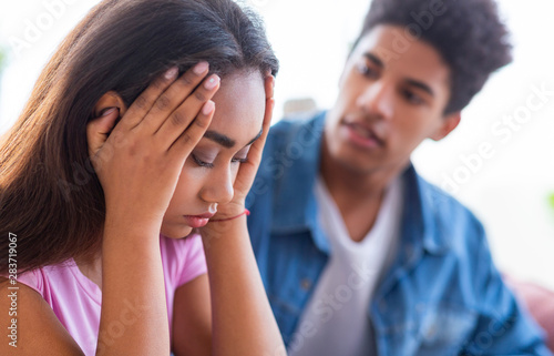 Fotografía Black teen guy comforting his upset female friend
