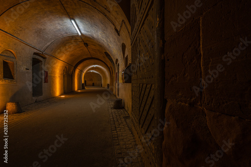 antiker dunkler Tunnel in der Festung Ehrenbreitstein beleuchtet