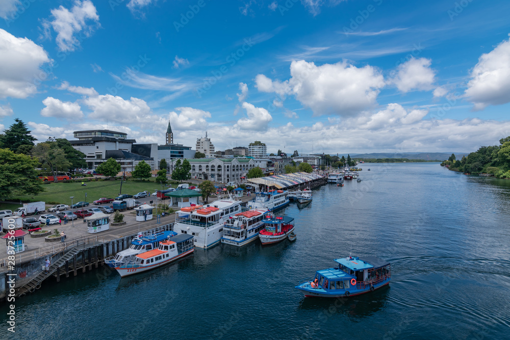 Fototapeta premium Valdivia y el río calle-calle. Región de los Ríos. Sur de Chile