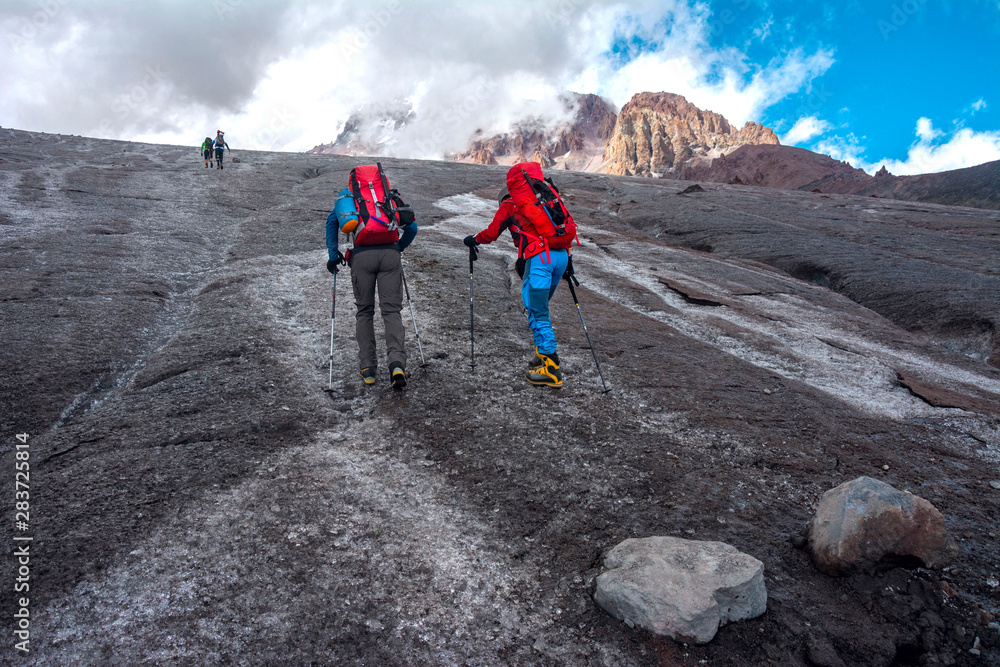 Fototapeta premium wandern in den kaukasus bergen