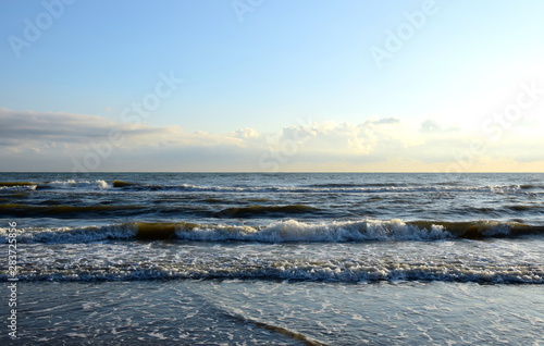 Wellen am Strand nach einer Gewitternacht