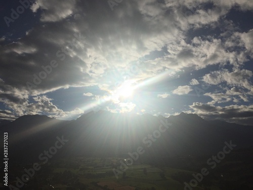 Soleil levant sur les montagnes des Alpes