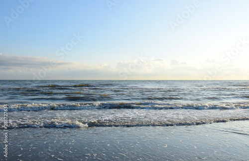 Das Meer mit Wellen am Strand der Adria