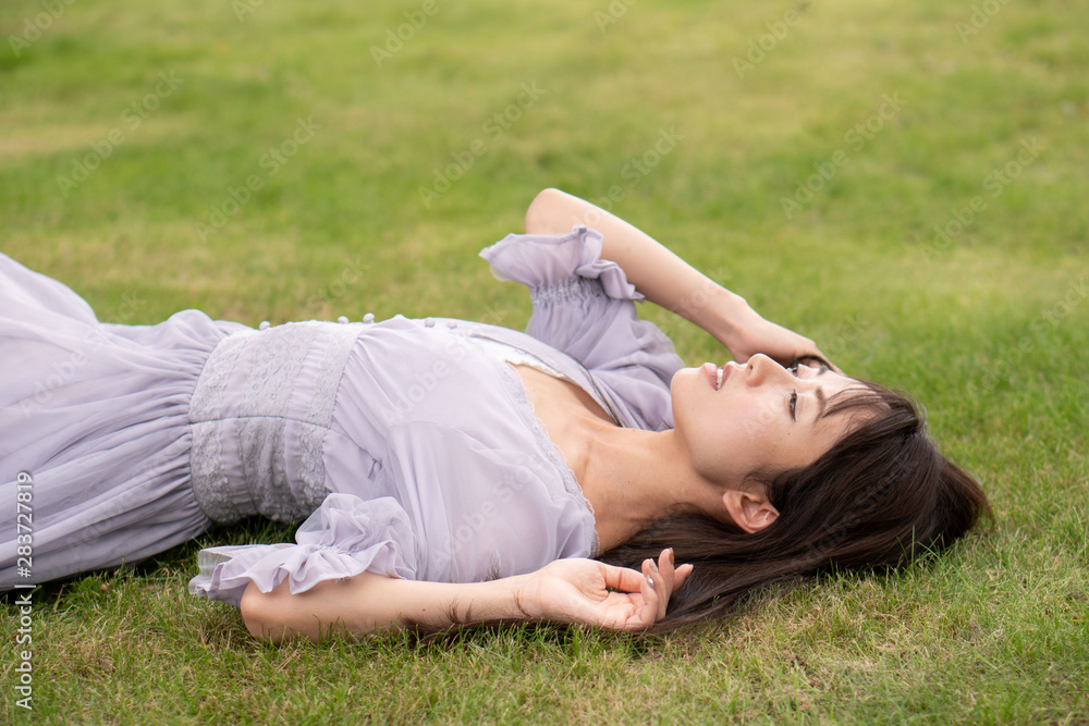 芝生に寝転がる女性 芝生に寝転がる女性