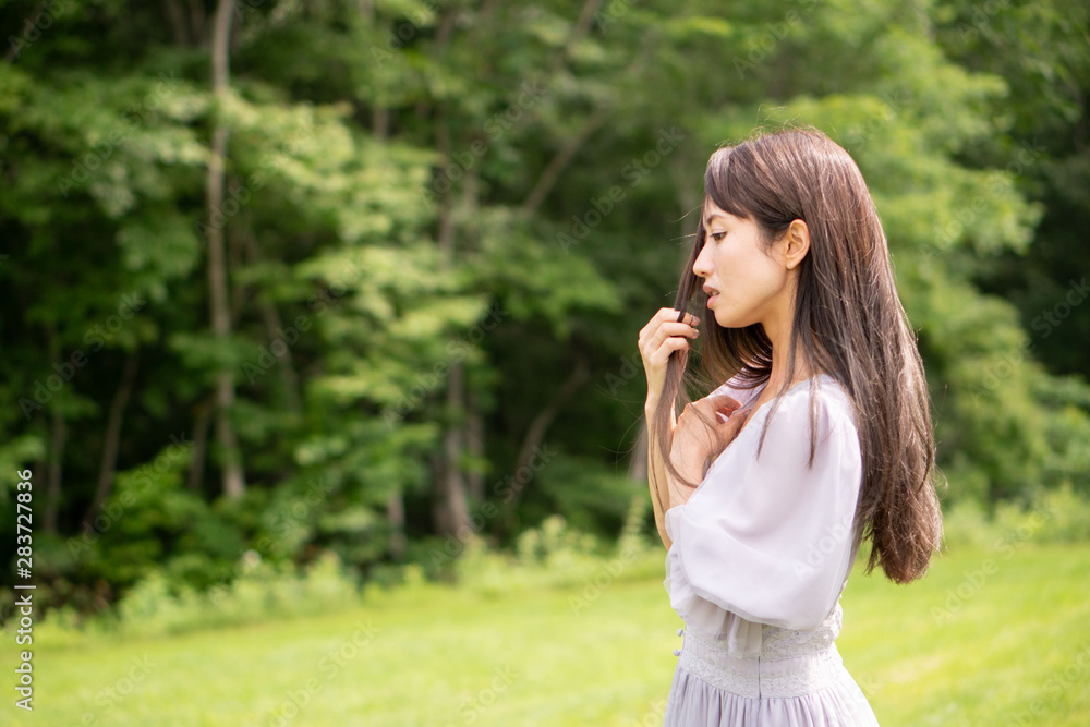 草原にいる女性 草原にいる女性