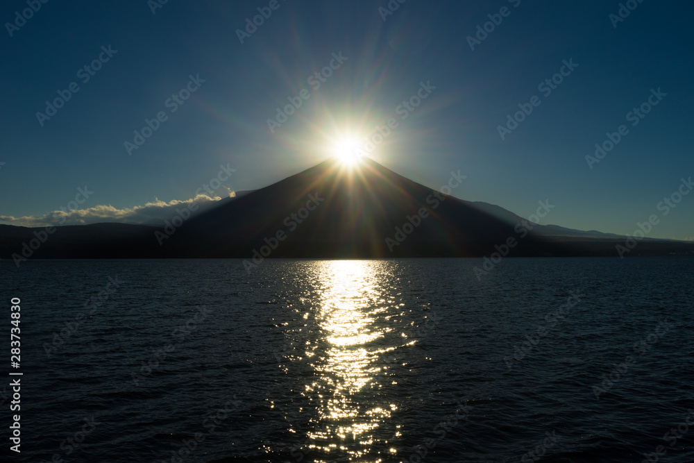 山中湖とダイヤモンド富士
