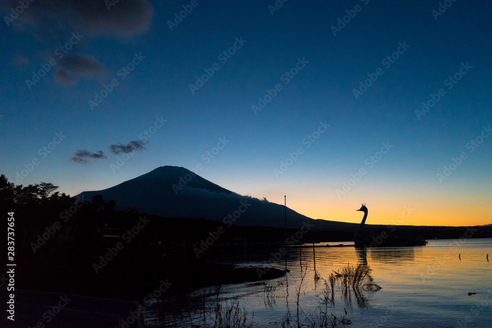 夕暮れの山中湖