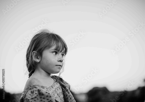 Niña feliz con trenza en blanco y negro