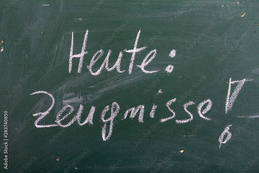 Fototapeta premium Heute Zeugnisse - Symbolfoto mit Spruch auf Tafel