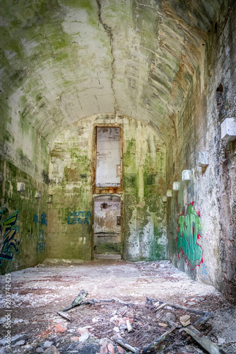 Verwitterter Raum in einem verlassenen Gebäude © zauberblicke