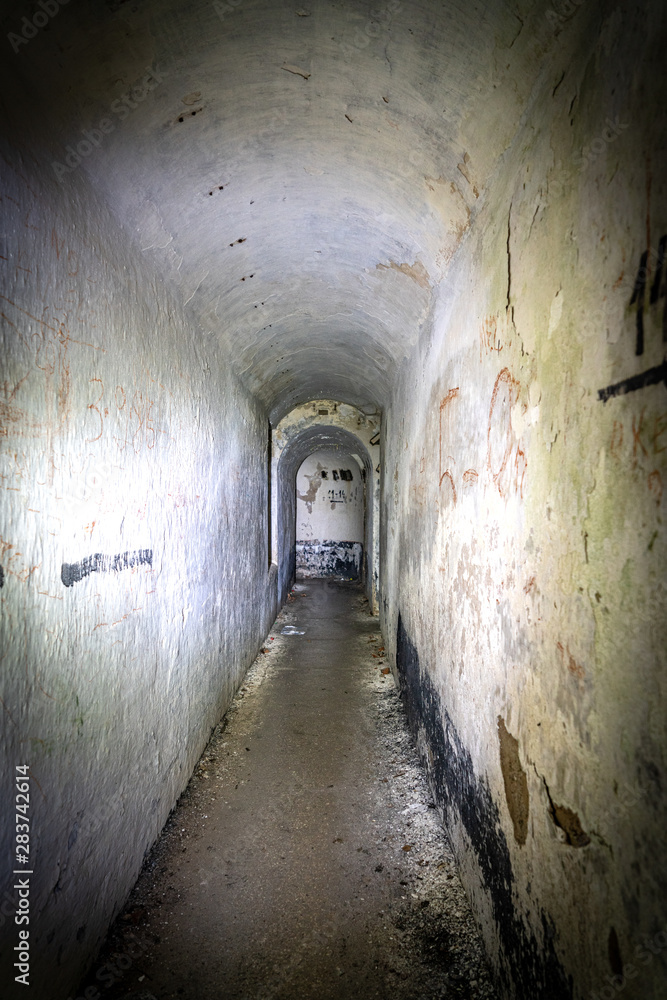 Lichtschein in einem dunklen alten Bunker