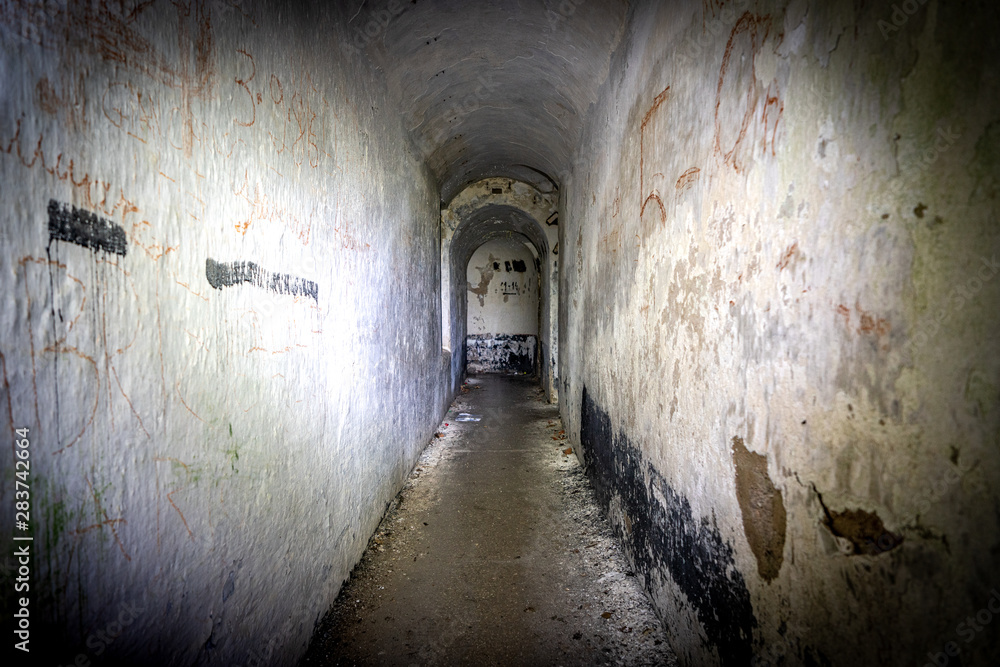 Lichtschein in einem dunklen Gang eines Bunkers Lichtschein in einem dunklen Gang eines Bunkers