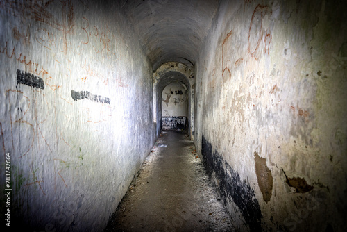 Lichtschein in einem dunklen Gang eines Bunkers