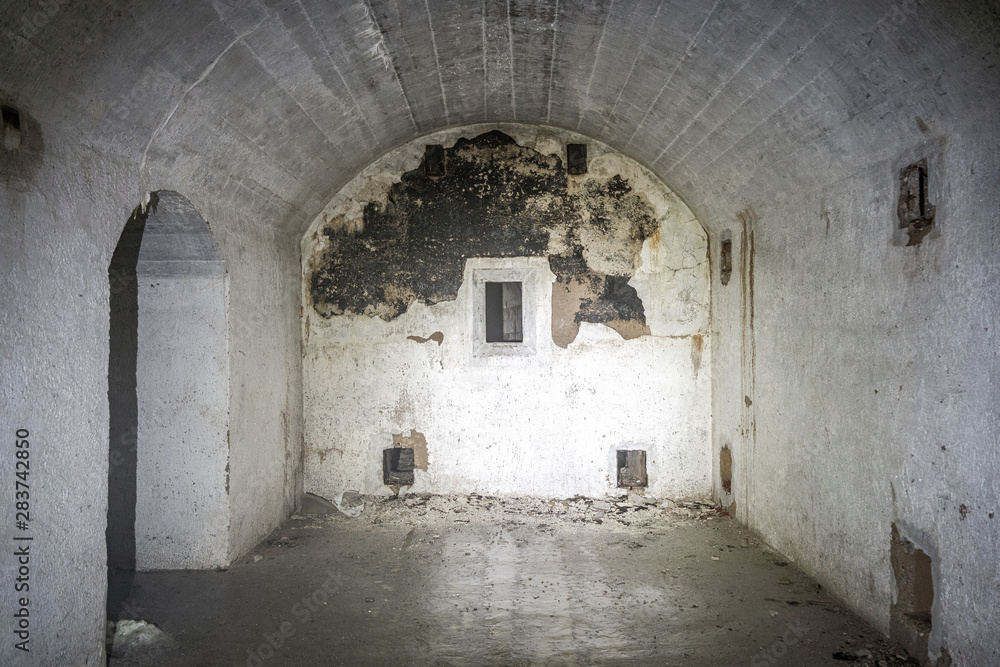 Leerer Raum in einem verlassenen Bunker aus dem zweiten Weltkrieg