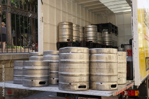 vistas de malaga barriles de cerveza en camion de reparto