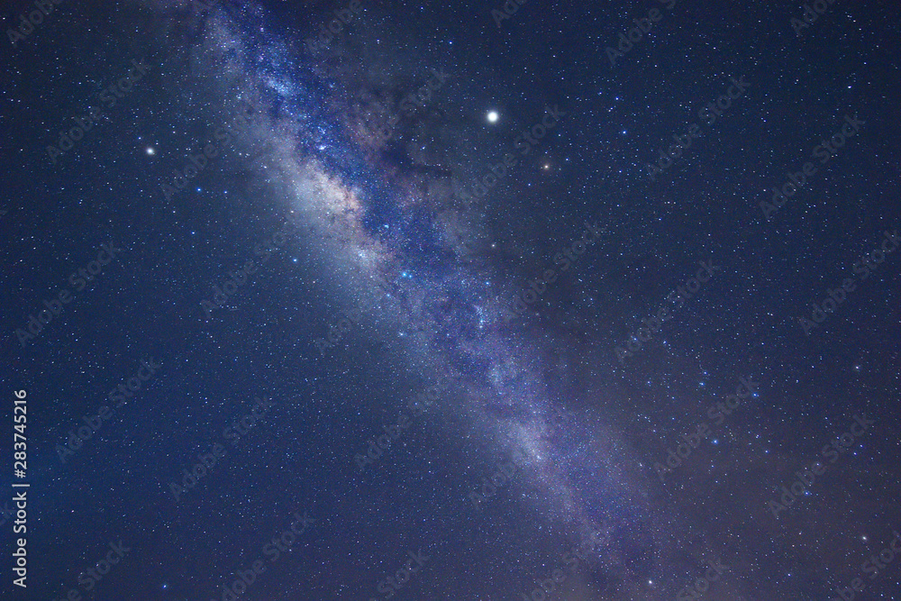 Obraz premium Wyraźnie Mleczna Droga Galaxy na nocnym niebie. Obraz zawiera ziarno, szum, rozmycie i nieostrość dzięki wysokiej czułości ISO, długiej ekspozycji i szerokiej przysłonie.
