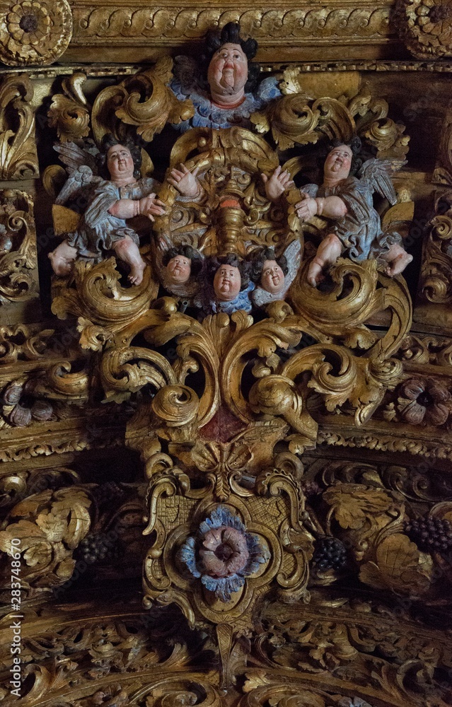 Décor baroque dans l'église d'Arcos de Valdevez, Portugal