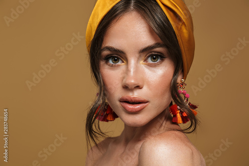 Tela Close up beauty portrait of an attractive young topless woman