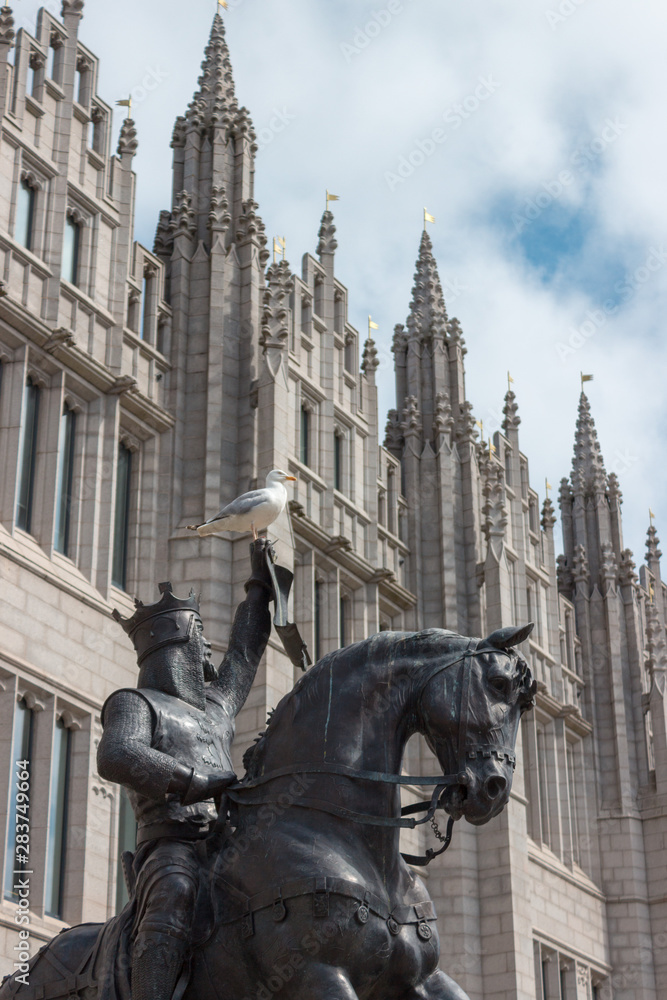 Fototapeta premium Robert de Bruce in front of Marechal College