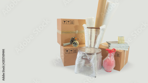 Fotografi Moving scene with a chair and vase packed in plastic bubble with closed cardboar