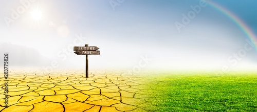 Schild "Futur" und "Past" in einer Landschaft