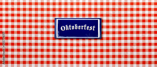 Rot-weiß Karierte Tischdecke mit Emailleschild "Oktoberfest"