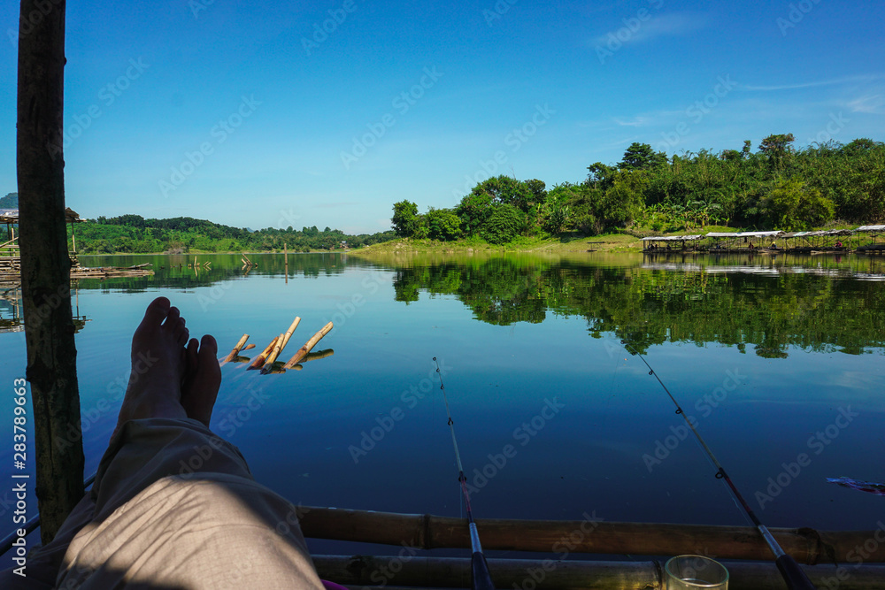 Fototapeta premium Purwakarta, West Java, Indonesia (03/30/2018) : Enjoy fishing on the edge of Jatiluhur Dam