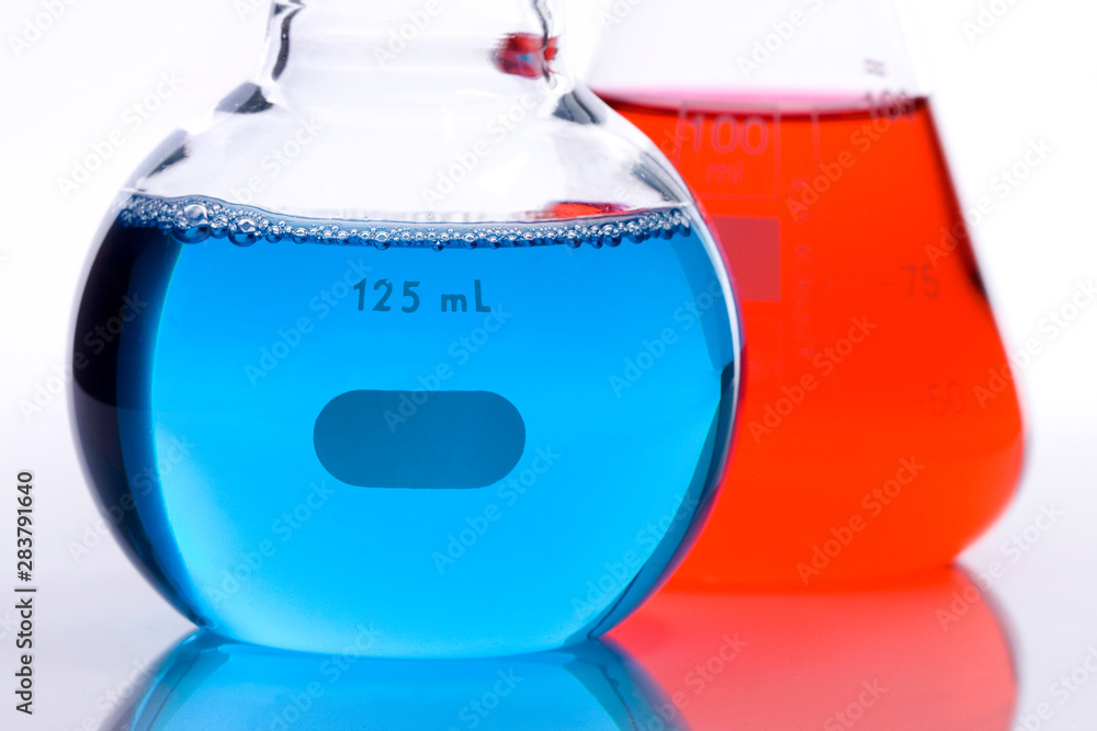 Obraz premium Scientific laboratory glass with blue and red chemical liquid