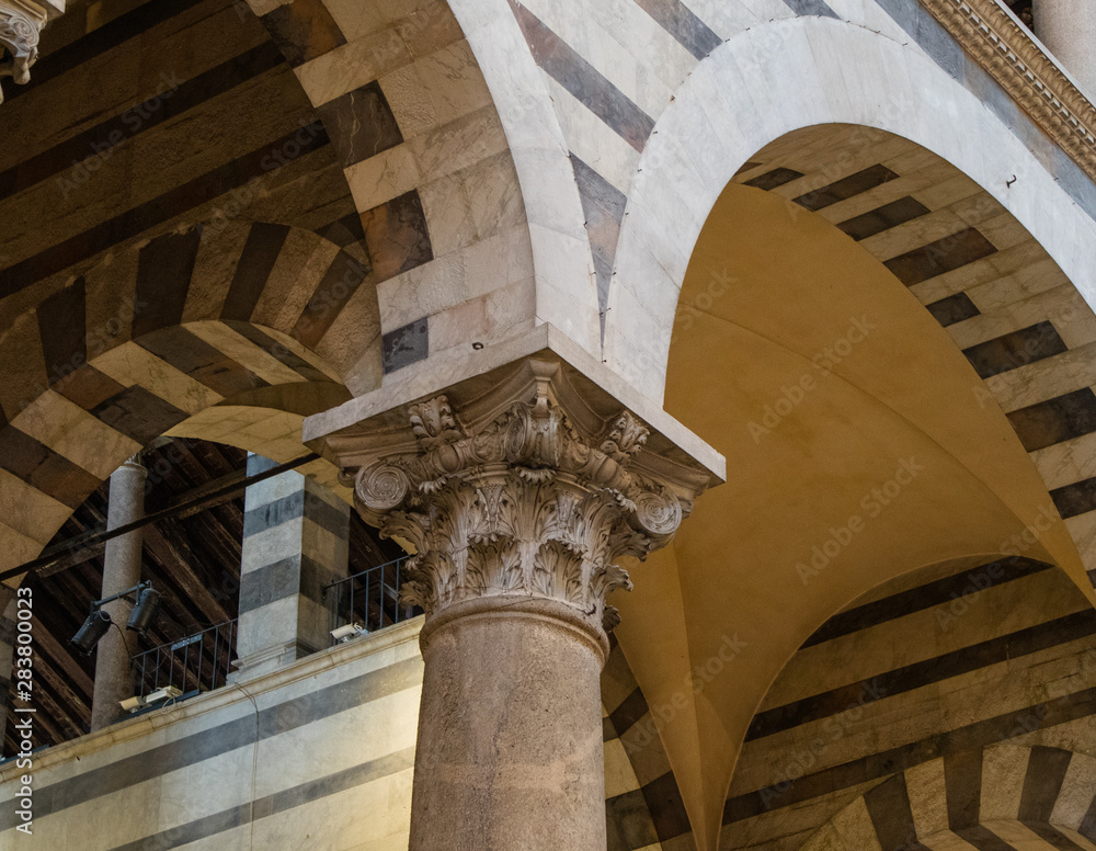 Adereços de coluna romana e outras eras encontradas pela Itália. Ornamentos que marcaram a época e as culturas.