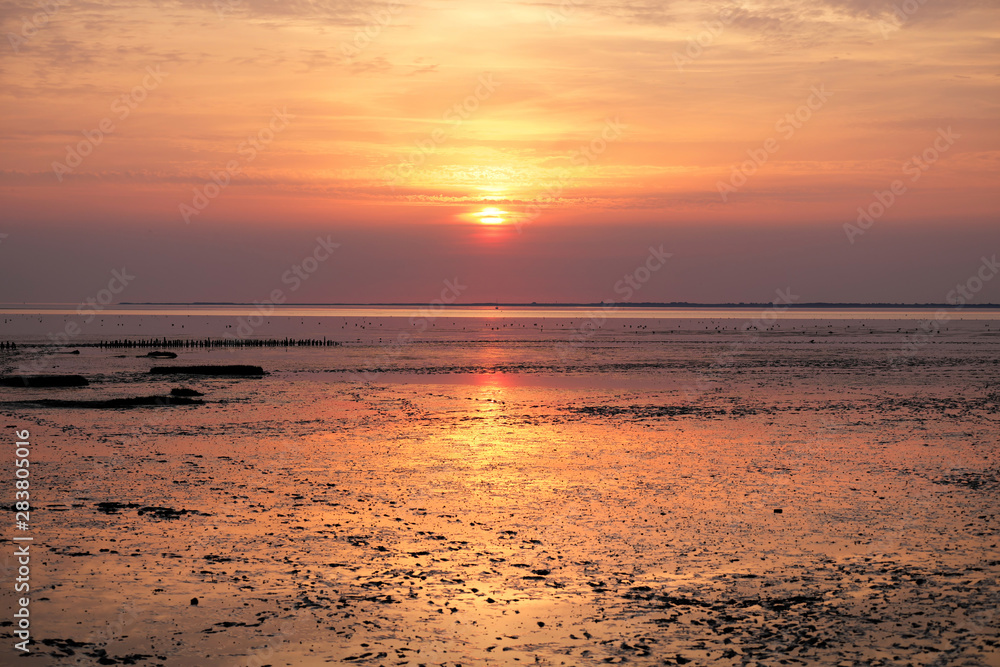 Sunset over the wadden sea and the german island spiekeroog - Stockphoto