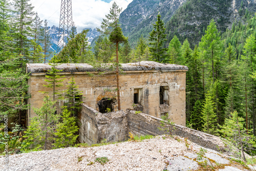 Überreste eines Bunkers am Fuße eines Berges