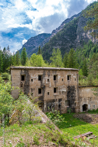 Zerstörter Bunker in einer Berglandschaft