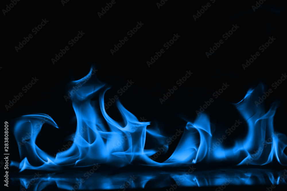 Φωτογραφία Beautiful fire blue flames on a black background.