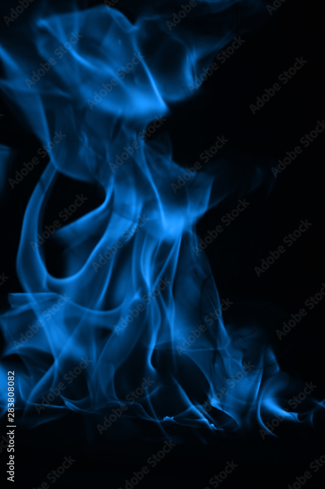 Foto Beautiful fire blue flames on a black background.