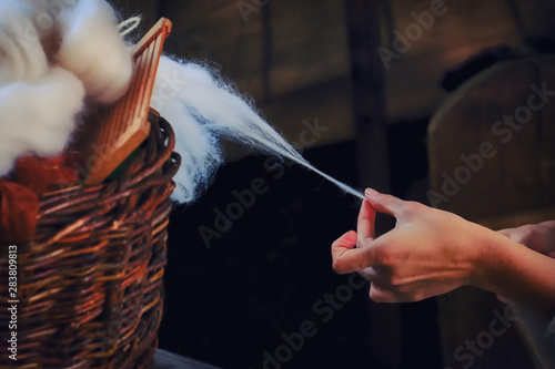 Fotografía A woman's hand pulls yarn from a wicker basket