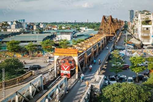 Un train roule sur le pont Long Bien, Hanoi, Vietnam.