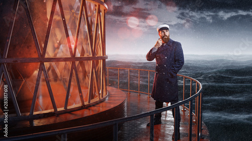 Foto Seemann steht an Leuchtturm