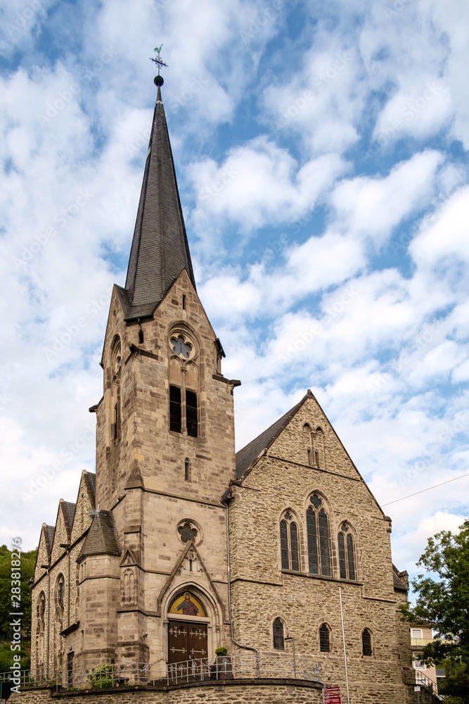 Markuskirche in Braubach am Rhein vor blauem Himmel mit weißen Wolken