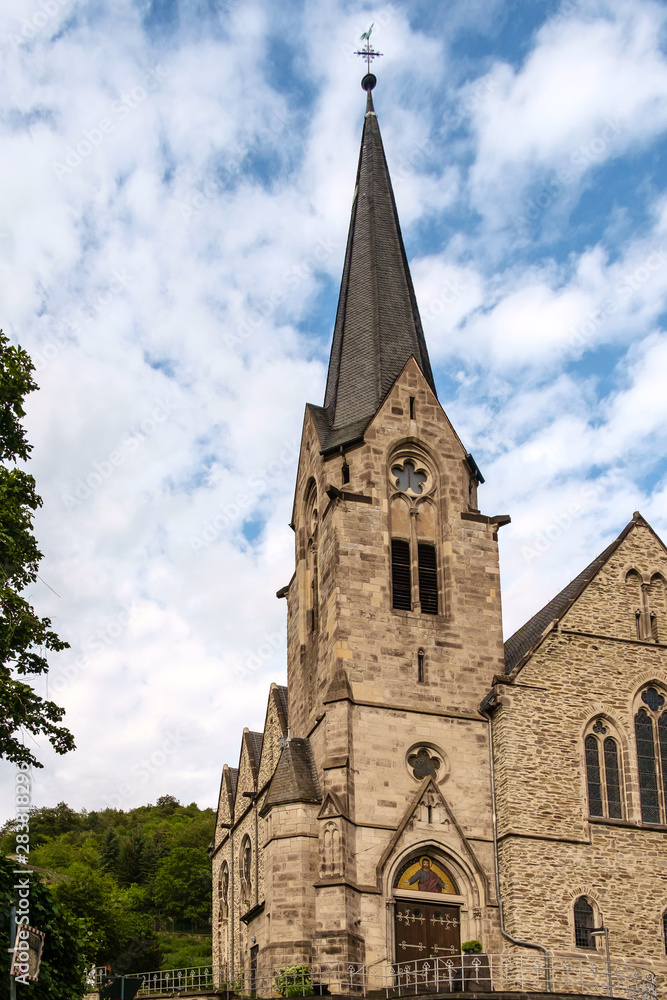 Markuskirche in Braubach am Rhein vor blauem Himmel mit weißen Wolken