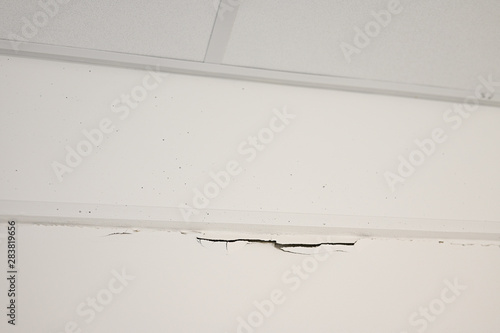 Cracks in the wall in the plaster under the ceiling.