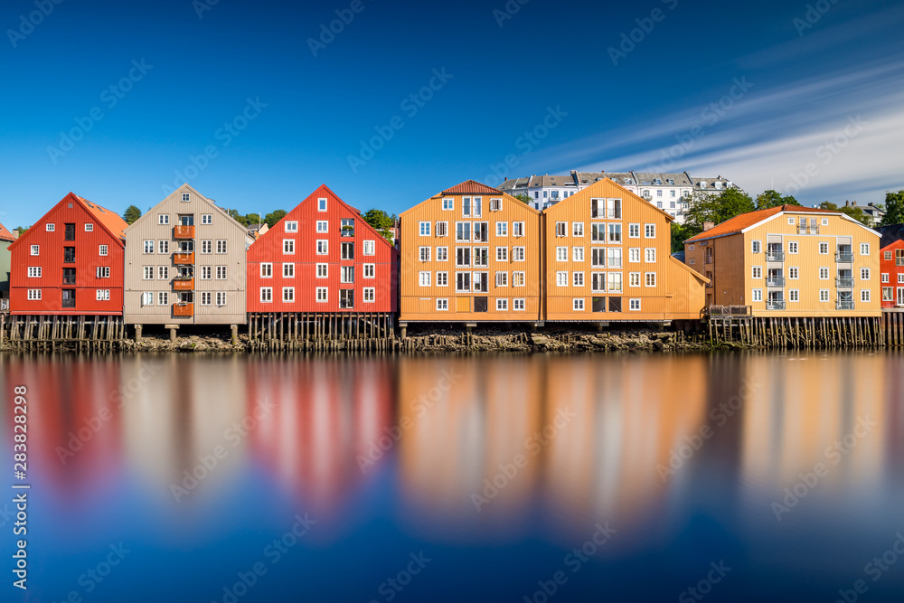 Ταπετσαρία Long exposure photo of the docks over Nidelva in Trondheim, Norway
