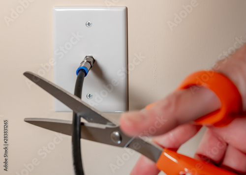 Foto Cancelling cable TV service by cutting the coax cable connection