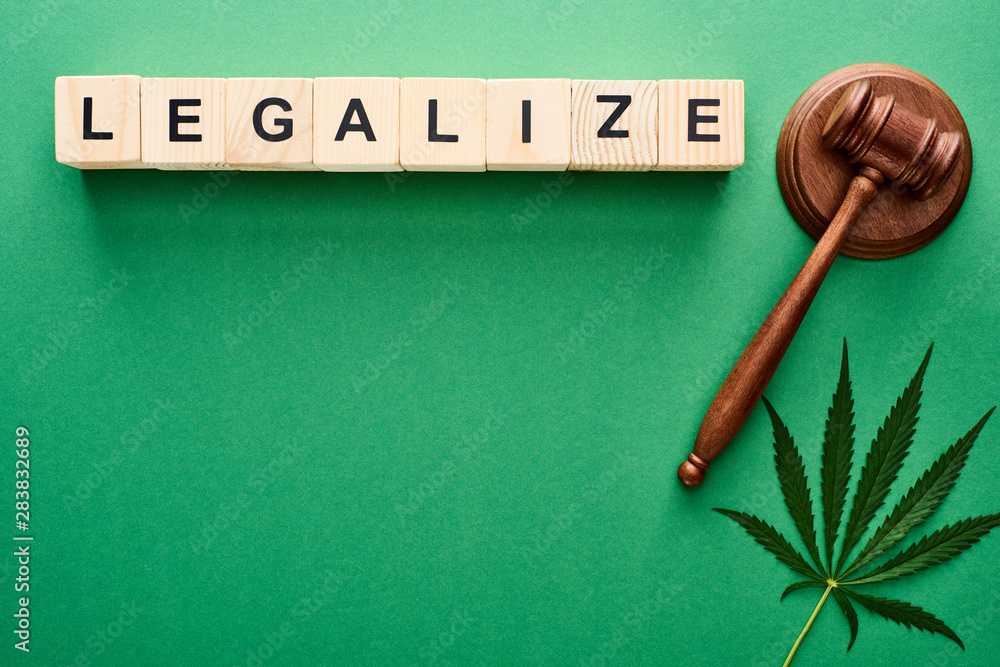 Ταπετσαρία top view of green cannabis leaves and legalize lettering on wooden blocks near g