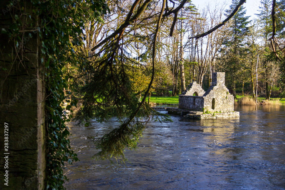 Φωτογραφία Monk's fishing house on the grounds of Cong Abbey