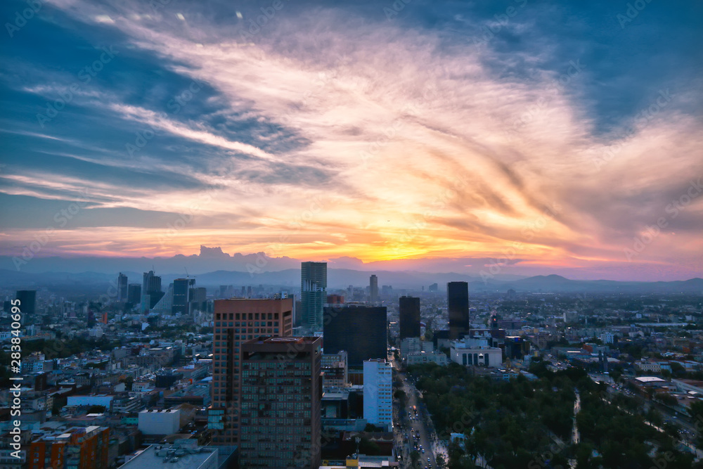 Obraz premium Panoramic view of Mexico City from the observation deck at the top of Latin American Tower (Torre Latinoamericana)