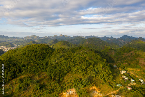 Vue sur les montagnes vietnamiennes du Nord