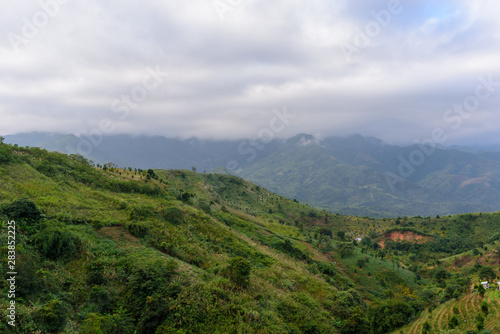 Vue sur les montagnes vietnamiennes du Nord