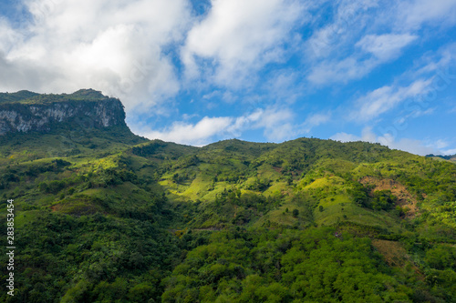Vue des montagnes vietnamiennes parcourues par une route © Florent
