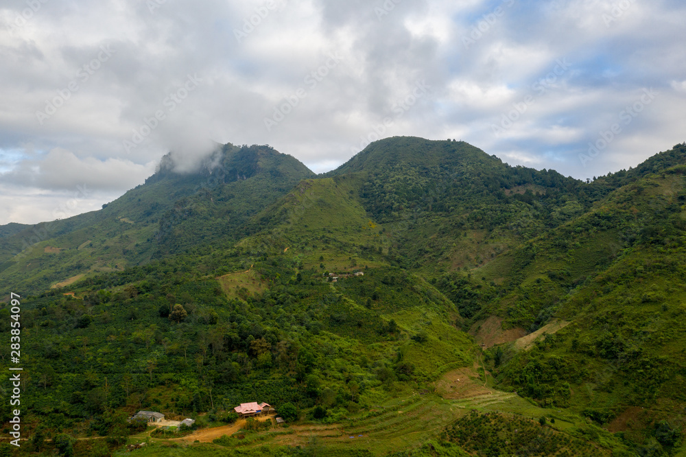 Naklejka premium Vue sur les montagnes vietnamiennes du Nord